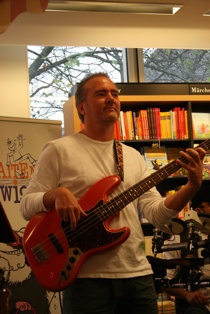 gal/2010/2010 Saitentwist Mayersche 13.11. Tierisches/2010 Saitentwist Mayersche 13.11. 059.jpg